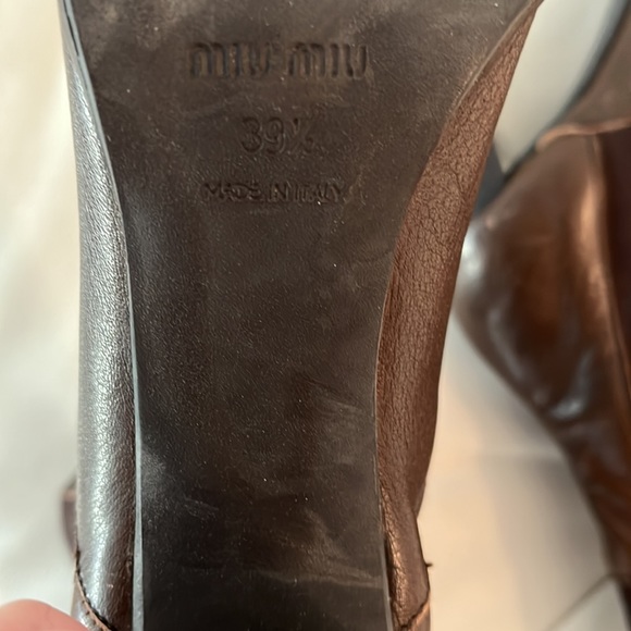 MIU MIU DISTRESSED BROWN LEATHER & PULL ON ELASTIC HEELED CHELSEA BOOTS - Picture 10 of 12